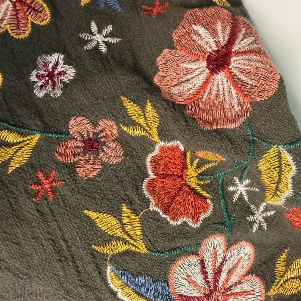 Umgee Womens L Top Shirt Olive Green Floral Embroidered Linen Blend Fringe - Picture 4 of 7